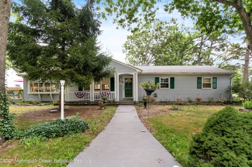 500 Hemlock Ln, Lakehurst, NJ 08759-6116