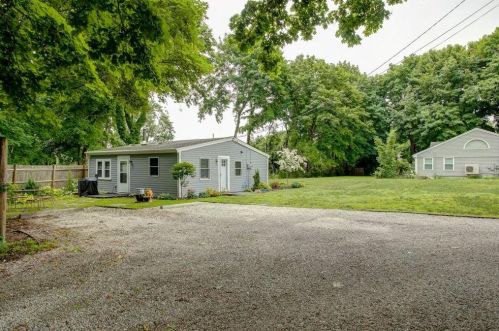 2 Indian Ter, Middletown, RI 02842-5722