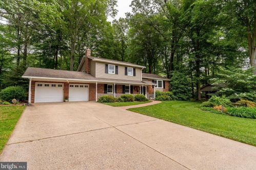 6822 Silver Ln, Annandale, VA 22003-6156