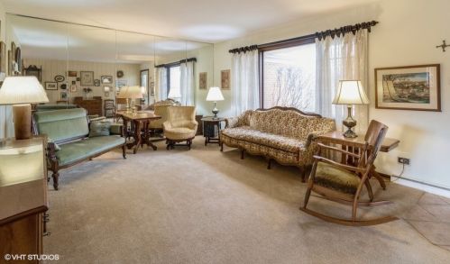 539 Dempster St, Des Plaines, IL 60016-2650