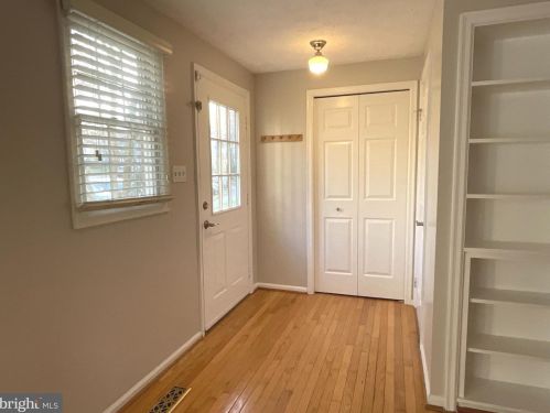 1565 Twisted Oak Dr, Herndon VA  20194-1539 exterior