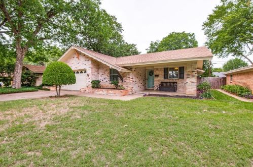 2119 Royal Oaks Dr, Irving TX 75060-5130 exterior