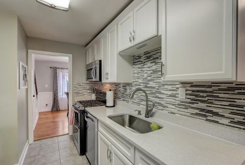 413 Indianwood Dr, Carol Stream IL  60188-1561 exterior