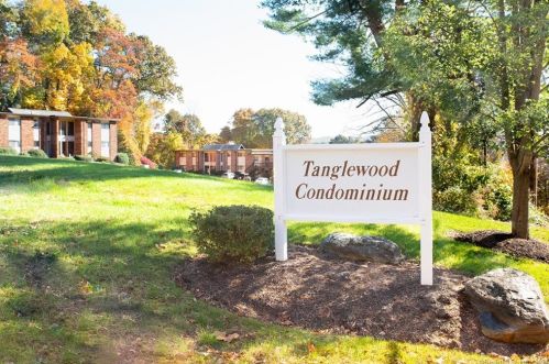 3 Murphys Ln, Huntington CT  06484-5414 exterior