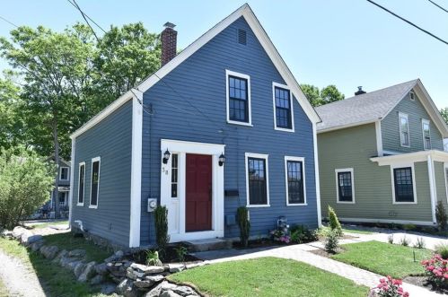 38 Castle St, Warwick, RI 02818-3727