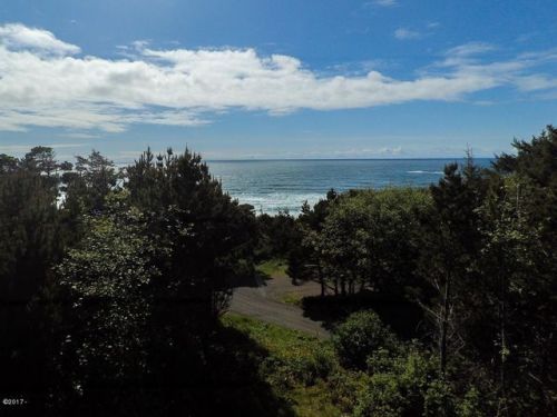 70 70th St, Newport, OR 97365-9679