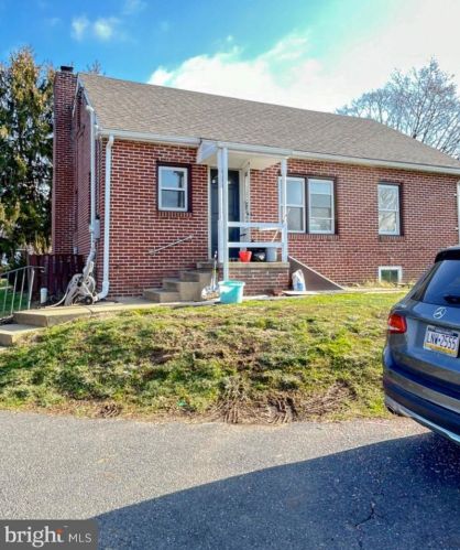 414 Lampeter Rd, Lancaster PA  17602-4008 exterior