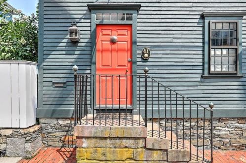 41 3rd St, Middletown, RI 02840-1937