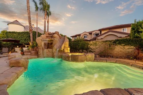 289 Owens Dr, Anaheim CA  92808-1327 exterior