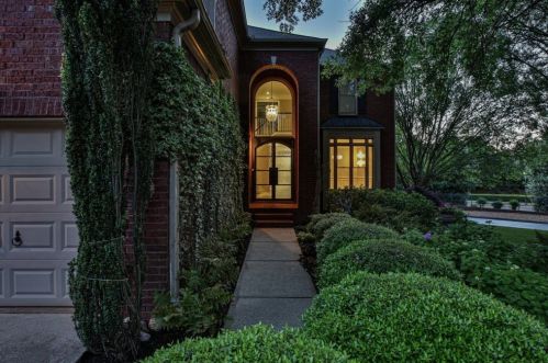 6385 Glen Oaks Ln, Atlanta, GA 30328-8200