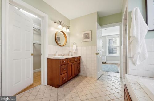 28 Gravers Ln, Philadelphia PA 19118-4132 exterior