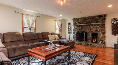 12 Robert Dr, Nashua, NH 03063-2218