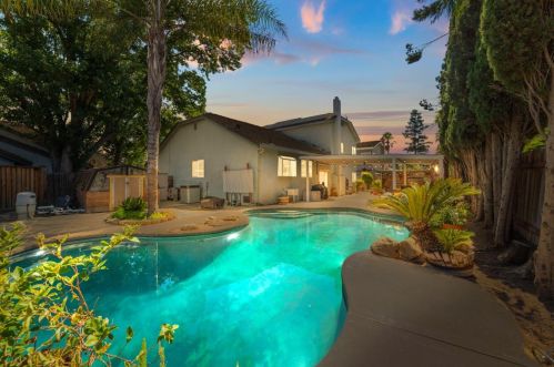 8561 Pearl Crest Ct, Elk Grove, CA 95624-2832