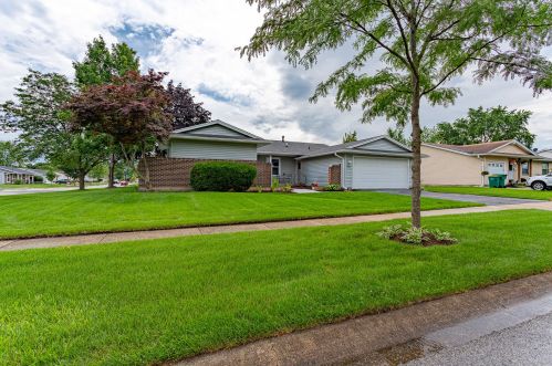 1077 Cernan Ct, Elk Grove Vlg, IL 60007-3012