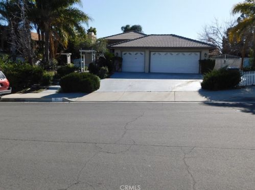 611 Waltz Rd, Perris, CA 92570-2074
