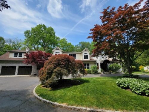 17 Carrington Dr, Greenwich CT  06831-3119 exterior