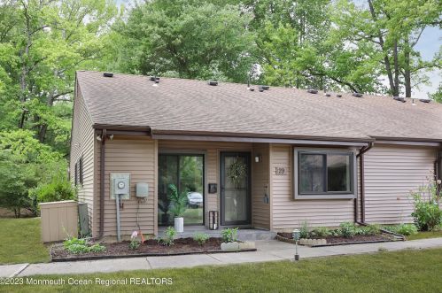 29 Manchester Ct, Tinton Falls NJ 07701-5490 exterior