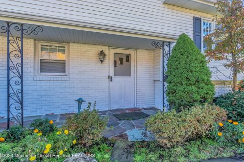 4 Judith Ct, Tinton Falls NJ  07712-4136 exterior