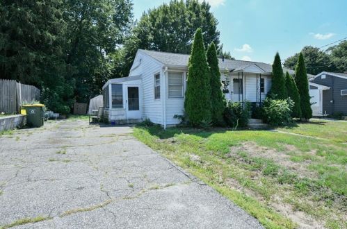 94 Meadowbrook Dr, Waterbury, CT 06706-2722