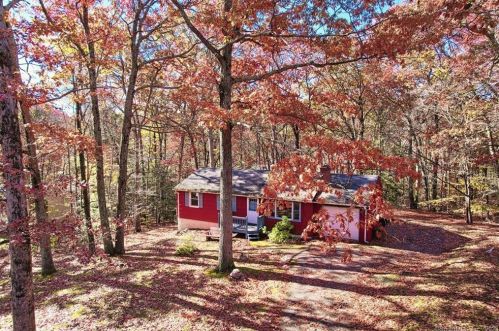 4 Oakwood Dr, Torrington, CT 06791-1305