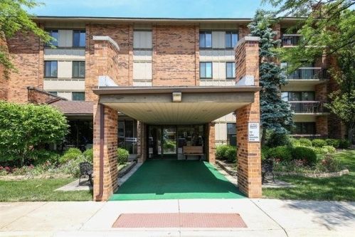 77 Lake Hinsdale Dr, Willowbrook IL 60527-2256 exterior