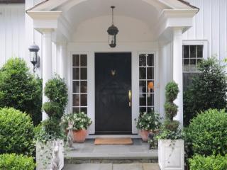 286 Round Hill Rd, Greenwich CT  06831-3360 exterior