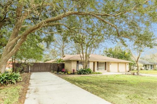 921 Western Ave, Angleton, TX 77515-4253
