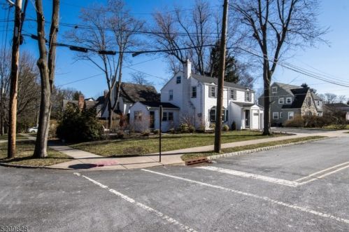 2 Dartmouth Rd, Town Center, NJ 07052-3906