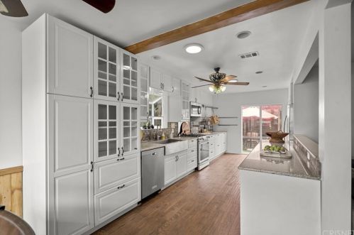 3637 Fairesta St, Glendale CA 91214-1804 exterior