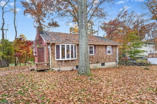 226 Windsor Ave, Hopatcong, NJ 07843-1223