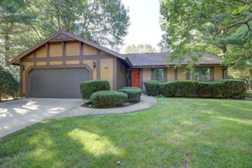 207 Graham Dr, Savoy, IL 61874-9000