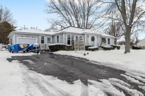 76 Commodore Ave, Warwick, RI 02888-5016