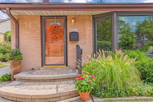 915 Jeannette St, Des Plaines, IL 60016-6309