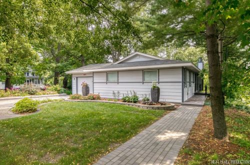 817 1st St, Geneva, IL 60134-1435