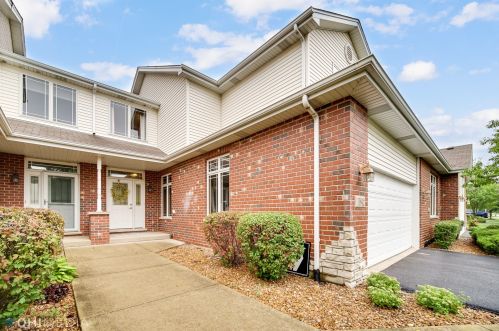 10842 Crystal Creek Dr, Mokena, IL 60448-1022