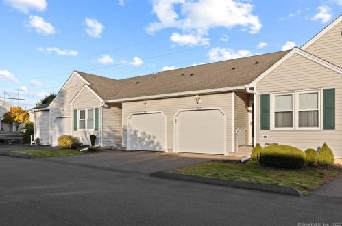 653 Ledgeview Ct, Southington, CT 06489-3435
