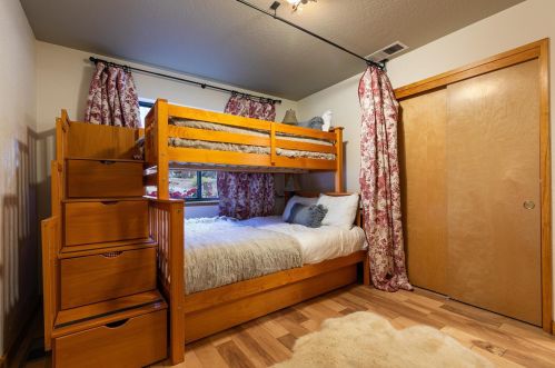 14050 Copenhagen Dr, Truckee CA  96161-6627 exterior