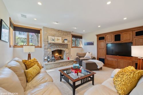 8 Clubside Ct, Willowbrook IL  60527-8129 exterior