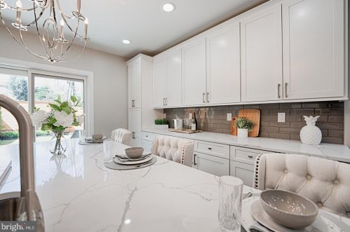 950 Front St, Philadelphia PA 19147-0043 exterior