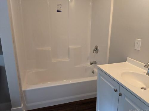 36 Catlin Pl, Huntington CT  06484-4404 exterior