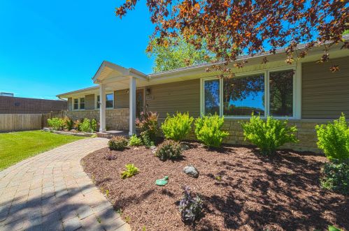 2281 Hicks Rd, Rolling Meadows, IL 60008-1204