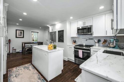 129 Grumman Ave, Norwalk CT  06851-2404 exterior