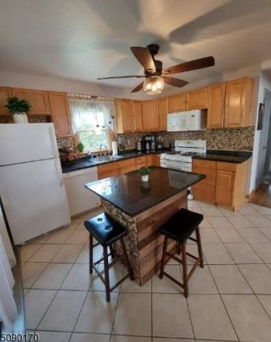 1 5th Ave, Manville, NJ 08835-1321