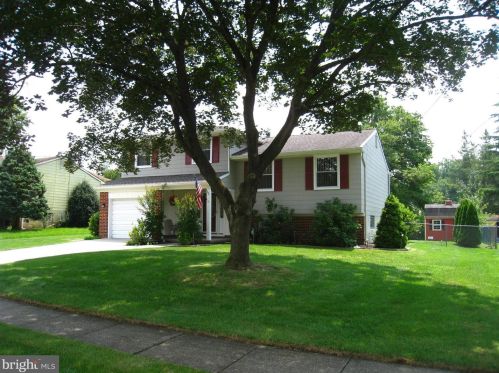 15 Oak Dr, Stratford, NJ 08084-2127