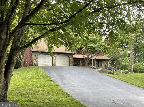 112 Bentley Ln, Lancaster PA  17603-6223 exterior