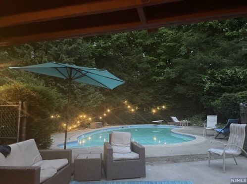 6 Whitman Dr, Parsippany, NJ 07834-1329