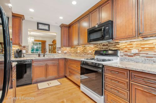 747 Regency Park Dr, Bull Valley, IL 60014-8593