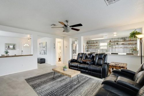 471 Holly Grove St, Uhland, TX 78640-5534