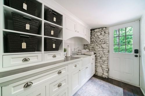 1574 Cave Rd, Atlanta GA  30327-3120 exterior