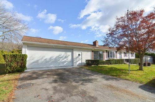 4 Clark Pl, Quaker Hill CT  06375-1204 exterior